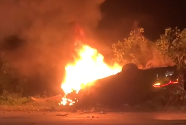 Tin trong nước - Huế: Xế hộp tông gãy trụ điện rồi phát nổ, bốc cháy dữ dội 