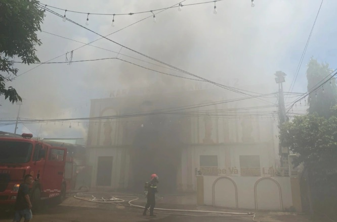 Tin trong nước - Hiện trường vụ cháy quán karaoke ở Đắk Lắk: Khói bốc cao hàng chục mét (Hình 5).