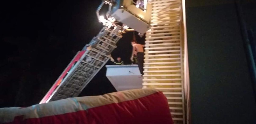 Tin trong nước - Tin thời sự nóng mới nhất ngày 21/9: 15 chiến sĩ công an giải cứu thanh niên nghi ngáo đá trèo lên mái nhà