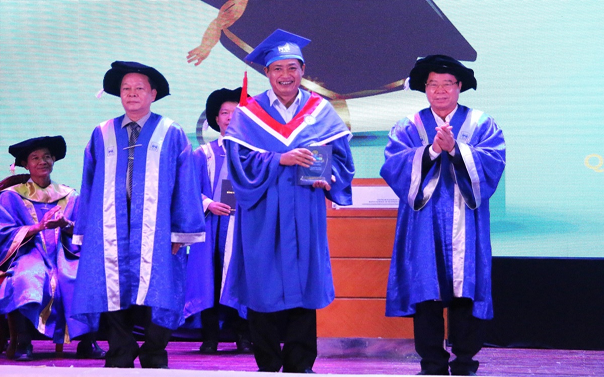 Chuyện học đường - Bí thư Tỉnh ủy Sơn La được vinh danh thạc sĩ tiêu biểu của trường Quản trị và Kinh doanh