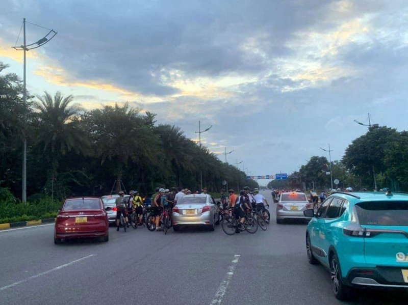 Tin trong nước - Làm rõ vụ đoàn người đi xe đạp vào làn ô tô, đe dọa tài xế