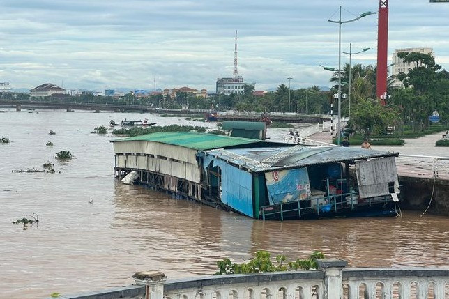 Tin trong nước - Tin nóng 24h hôm nay ngày 27/9: Nhà hàng nổi ở Quảng Bình bị sóng đánh trôi ra biển, 4 người được cứu thoát