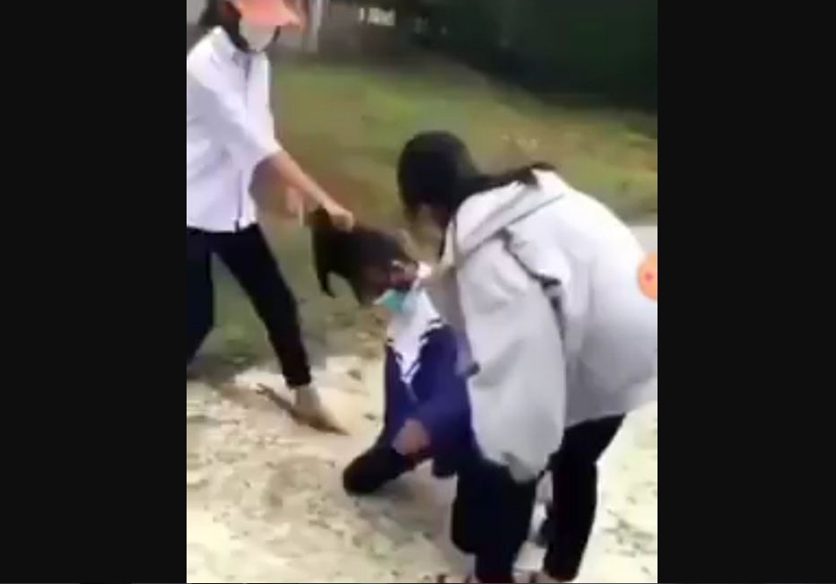 Nữ sinh bị 2 bạn cùng trường đánh đập dã man, bắt quỳ gối. Ảnh cắt từ clip