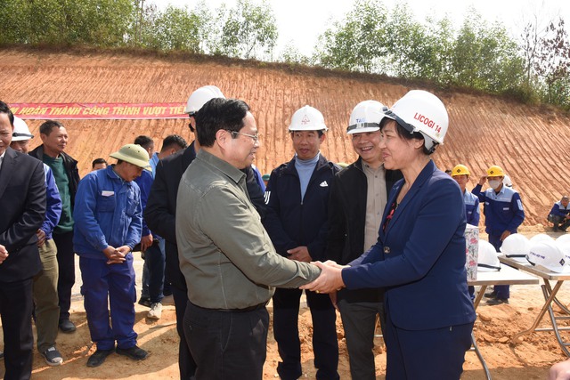 Tin trong nước - Thủ tướng kiểm tra, đôn đốc dự án cao tốc Tuyên Quang-Phú Thọ, chúc Tết công nhân và người dân khu tái định cư (Hình 10).