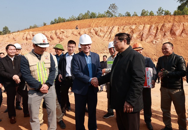 Tin trong nước - Thủ tướng kiểm tra, đôn đốc dự án cao tốc Tuyên Quang-Phú Thọ, chúc Tết công nhân và người dân khu tái định cư (Hình 2).