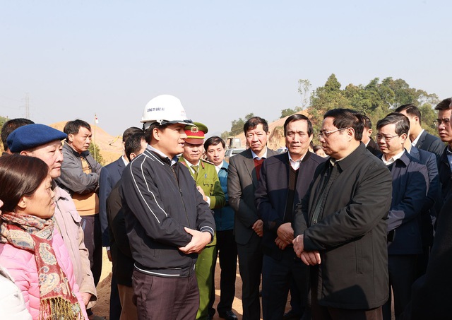 Tin trong nước - Thủ tướng kiểm tra, đôn đốc dự án cao tốc Tuyên Quang-Phú Thọ, chúc Tết công nhân và người dân khu tái định cư (Hình 4).