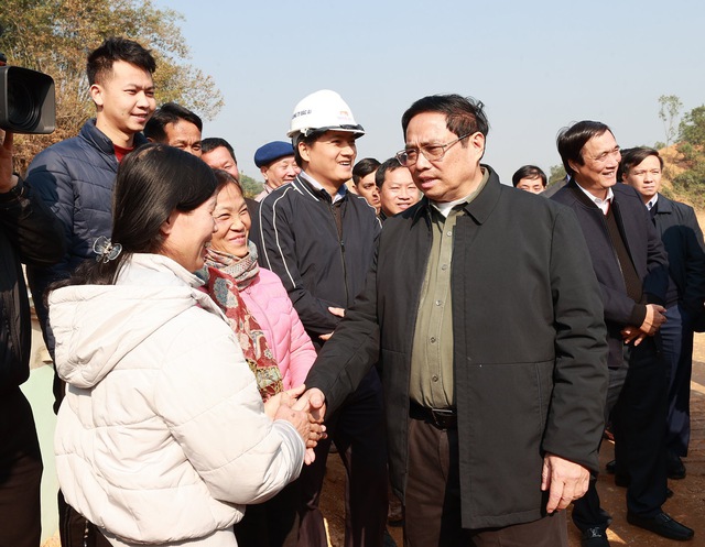 Tin trong nước - Thủ tướng kiểm tra, đôn đốc dự án cao tốc Tuyên Quang-Phú Thọ, chúc Tết công nhân và người dân khu tái định cư (Hình 5).