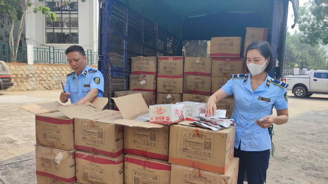Thị trường - Lào Cai: Ngăn chặn 15.000 gói cánh vịt ăn liền không rõ nguồn gốc rao bán qua mạng
