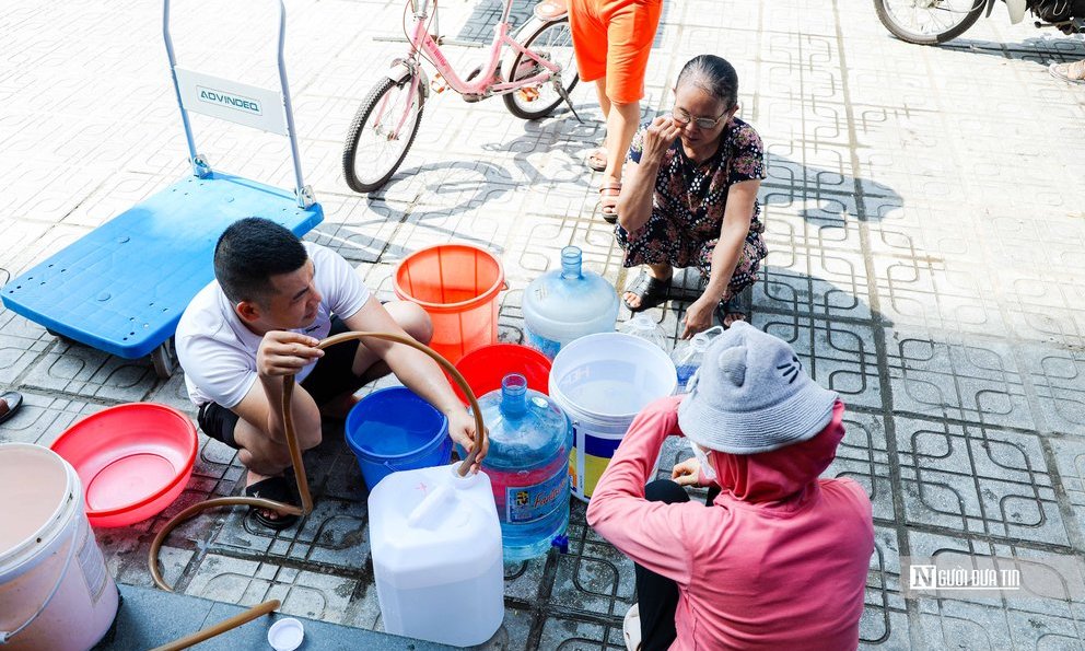 Tin trong nước - Người dân Hà Nội bất ngờ bị cắt nước giữa ngày nắng nóng, công ty nước sạch nói gì?