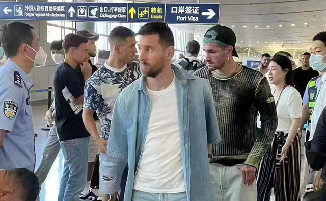Bóng đá - Messi tạo cơn sốt lớn khi vừa đáp chuyên cơ tới Trung Quốc