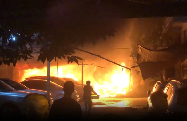 Tin trong nước - Hà Nội: Cháy lớn tại bãi xe giữ trong đêm