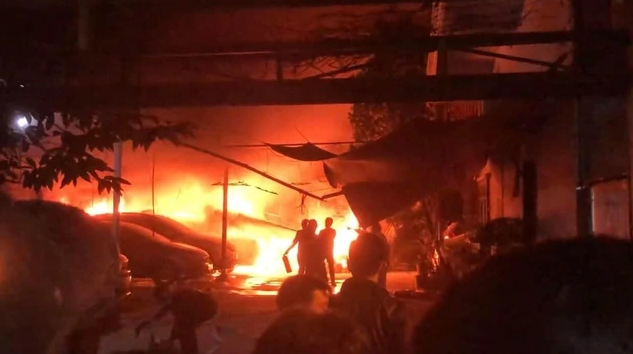 Tin trong nước - Hà Nội: Cháy lớn tại bãi xe giữ trong đêm (Hình 2).