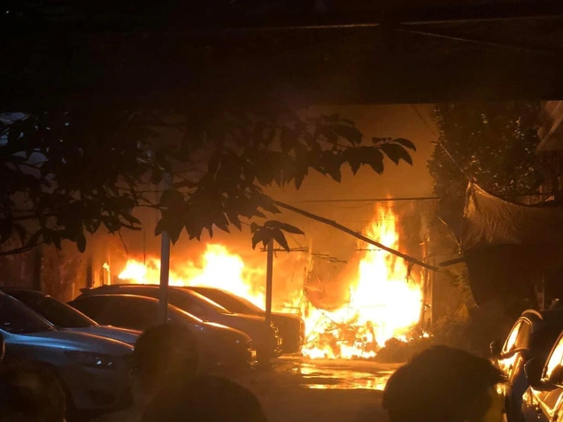 Tin trong nước - Hà Nội: Cháy lớn tại bãi xe giữ trong đêm (Hình 3).