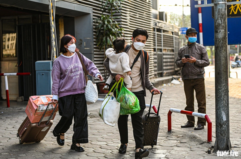 Tin trong nước - Người dân lỉnh kỉnh đồ đạc, ùn ùn trở lại Hà Nội dù chưa hết kỳ nghỉ Tết (Hình 8).