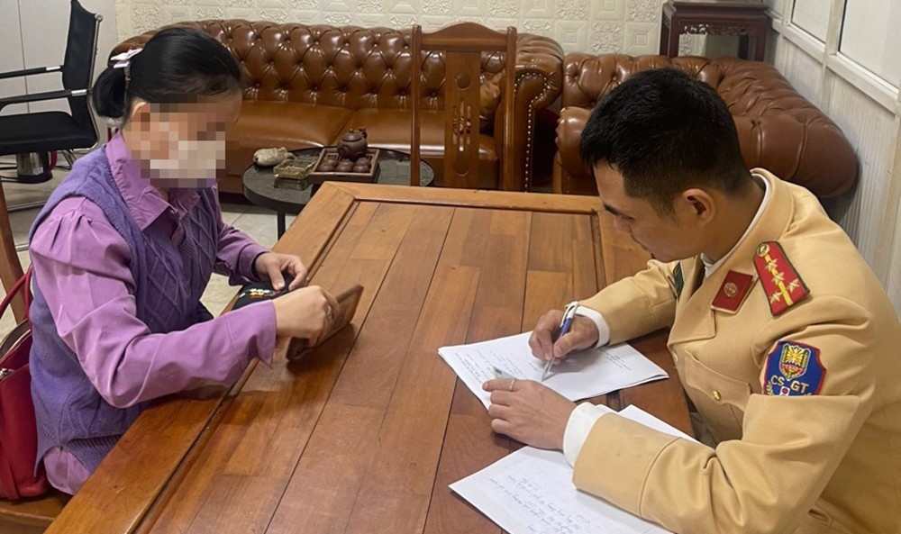 Tin trong nước - Nữ tài xế vi phạm nồng độ cồn ở phố Trần Cung bị đề nghị phạt 35 triệu đồng