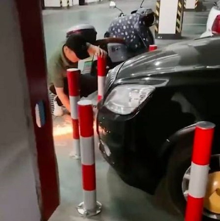 Cộng đồng mạng - Trung Quốc: Người đàn ông hàn 8 cọc sắt cảnh cáo vì bị cướp chỗ đỗ xe (Hình 2).