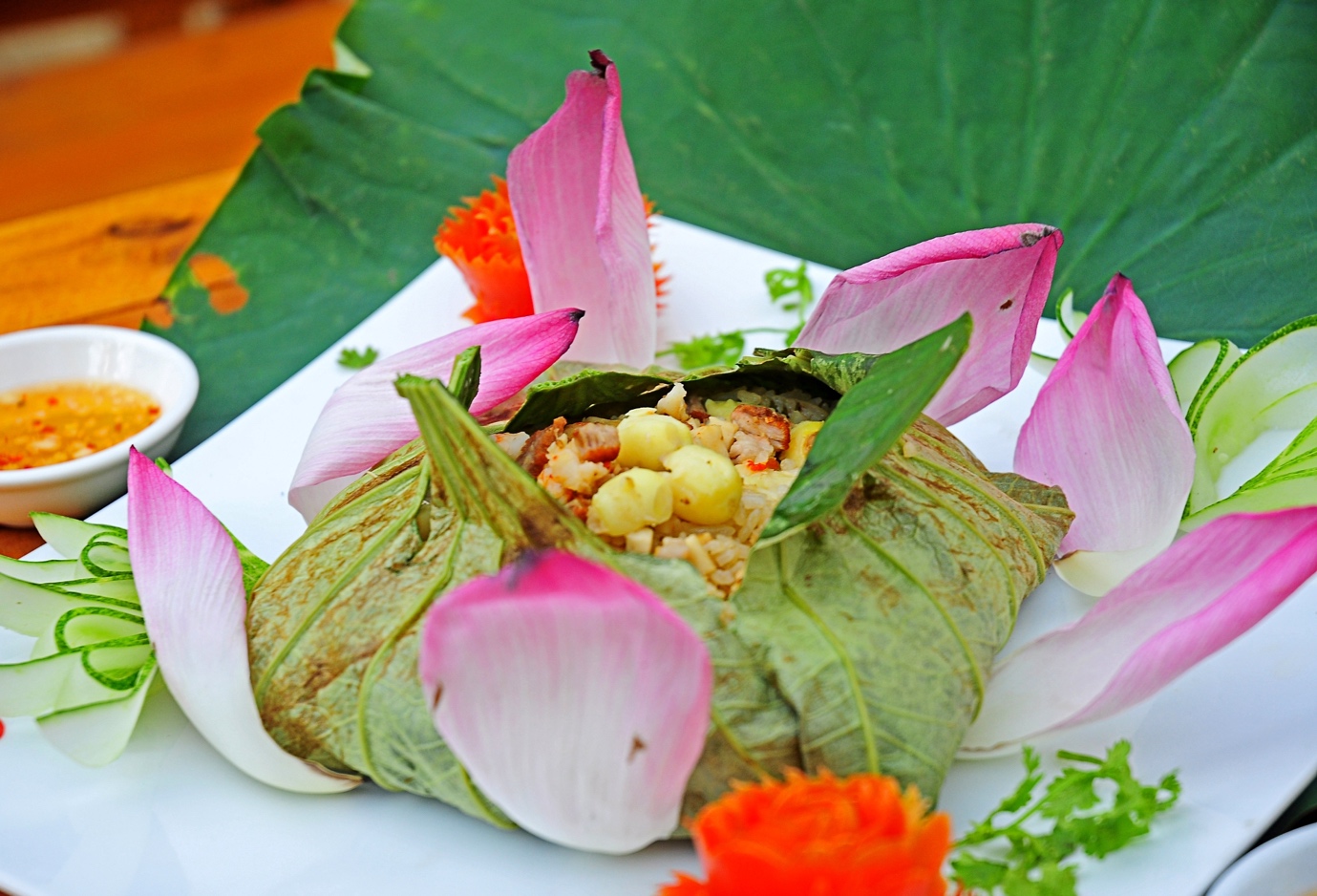 Cơm sen đã và đang góp phần mang ẩm thực Việt vươn tầm văn hoá ẩm thực thế giới (Ảnh: Sưu tầm)