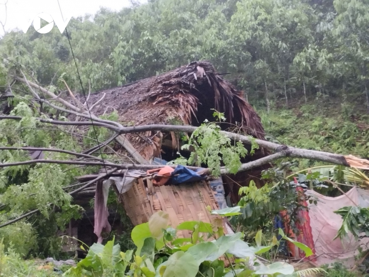 Tin trong nước - Yên Bái: Dông lốc khiến hơn 200 ngôi nhà bị tốc mái, 1 người mất tích
