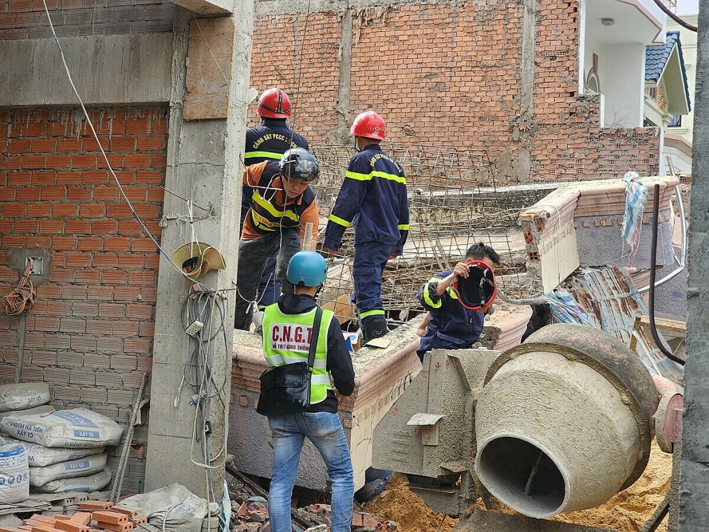 Tin trong nước - Hiện trường nhà 4 tầng bất ngờ đổ sập, giải cứu người mắc kẹt trong đống đổ nát (Hình 7).