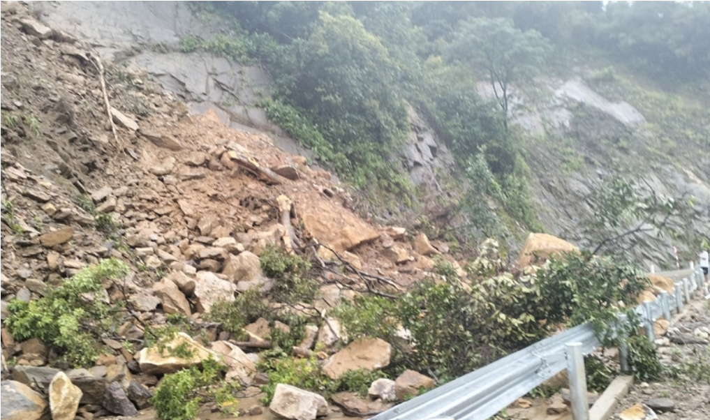 Tin trong nước - Đường lên cửa khẩu Cầu Treo bị cô lập do sạt lở đất nghiêm trọng