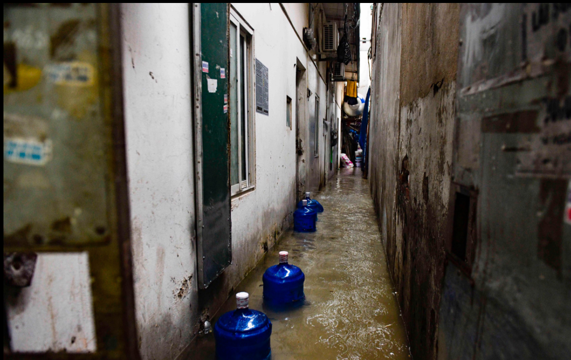 Tin trong nước - Người dân Hà Nội bì bõm lội nước sau trận mưa ngày 28/9 (Hình 10).