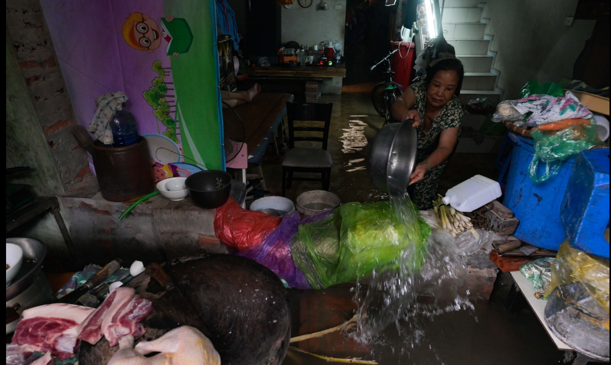 Tin trong nước - Người dân Hà Nội bì bõm lội nước sau trận mưa ngày 28/9 (Hình 11).