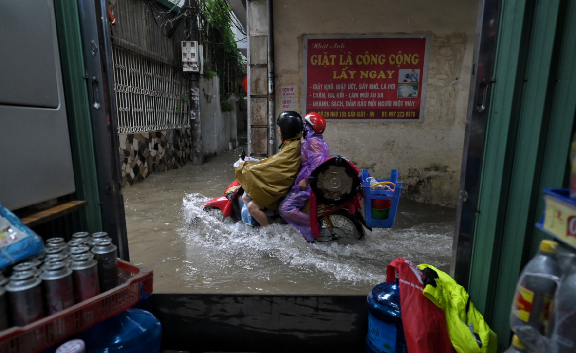 Tin trong nước - Người dân Hà Nội bì bõm lội nước sau trận mưa ngày 28/9 (Hình 12).