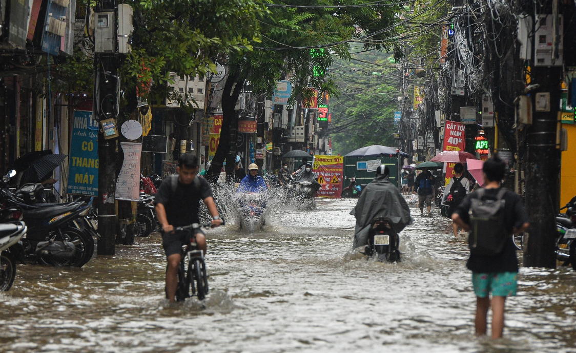 Tin trong nước - Người dân Hà Nội bì bõm lội nước sau trận mưa ngày 28/9 (Hình 14).