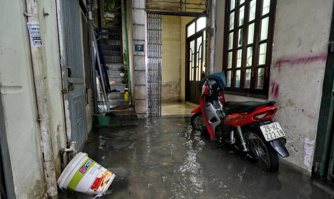 Tin trong nước - Người dân Hà Nội bì bõm lội nước sau trận mưa ngày 28/9 (Hình 5).