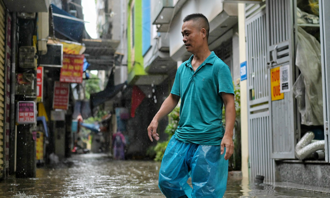 Tin trong nước - Người dân Hà Nội bì bõm lội nước sau trận mưa ngày 28/9 (Hình 3).