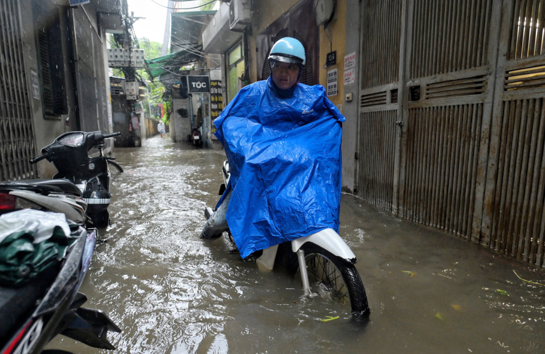 Tin trong nước - Người dân Hà Nội bì bõm lội nước sau trận mưa ngày 28/9 (Hình 6).