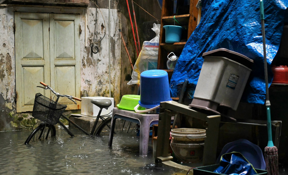 Tin trong nước - Người dân Hà Nội bì bõm lội nước sau trận mưa ngày 28/9 (Hình 7).