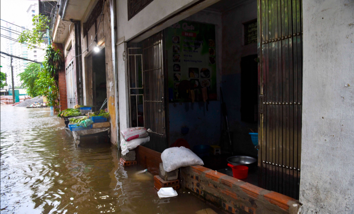 Tin trong nước - Người dân Hà Nội bì bõm lội nước sau trận mưa ngày 28/9 (Hình 9).