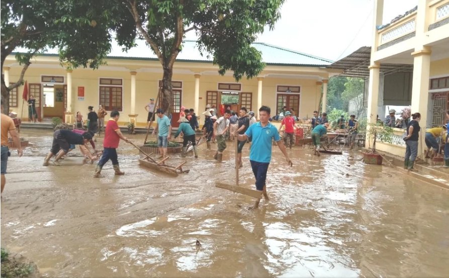 Giáo dục pháp luật - Nhói lòng cảnh trường học tan hoang, sách vở của học sinh lẫn trong bùn đất sau trận lũ ở Nghệ An (Hình 10).