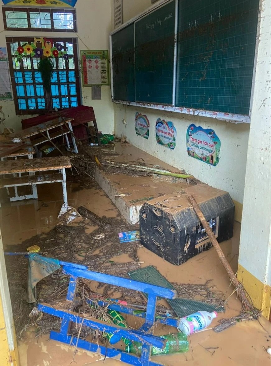 Giáo dục pháp luật - Nhói lòng cảnh trường học tan hoang, sách vở của học sinh lẫn trong bùn đất sau trận lũ ở Nghệ An (Hình 5).