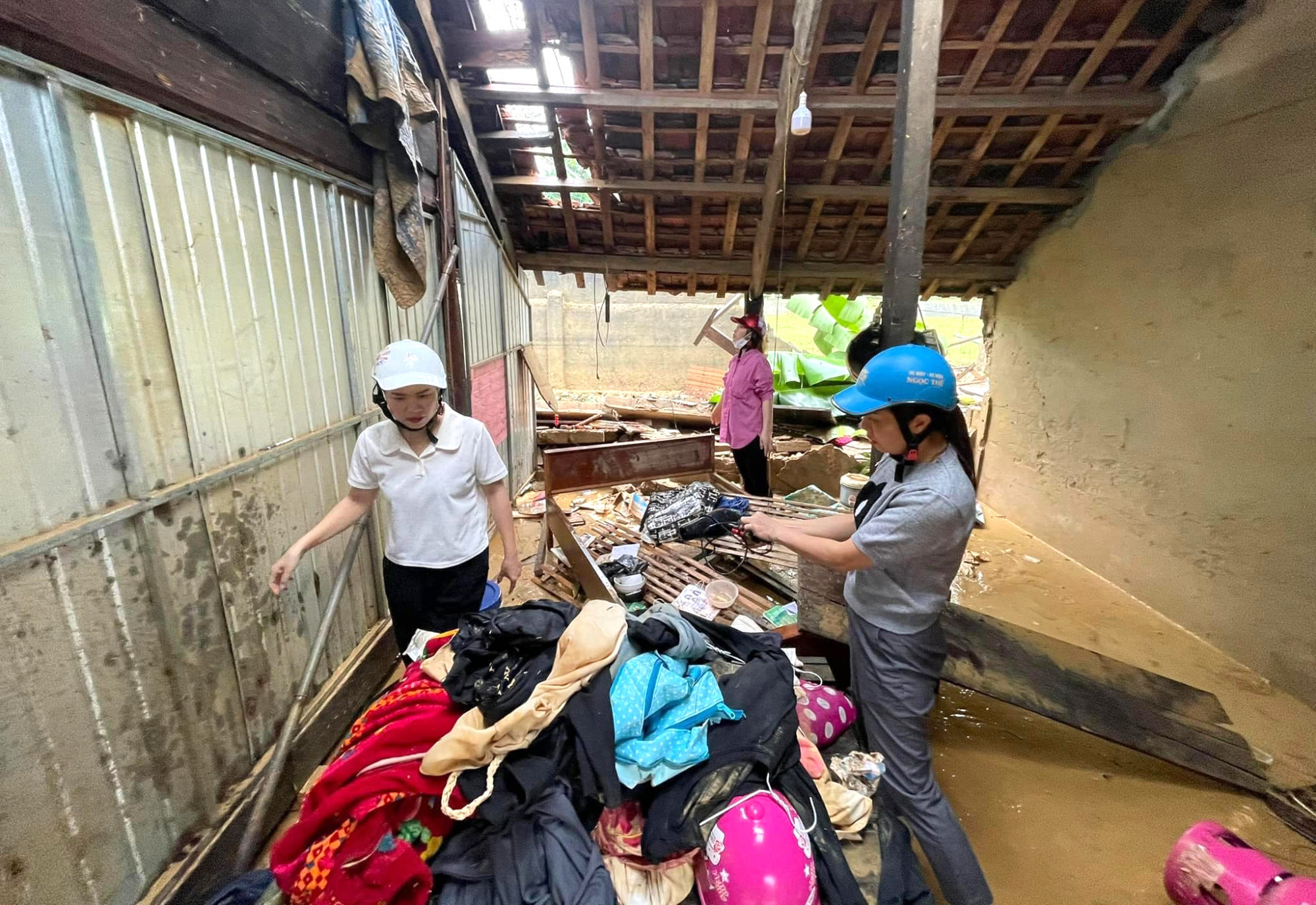 Giáo dục pháp luật - Nhói lòng cảnh trường học tan hoang, sách vở của học sinh lẫn trong bùn đất sau trận lũ ở Nghệ An (Hình 2).