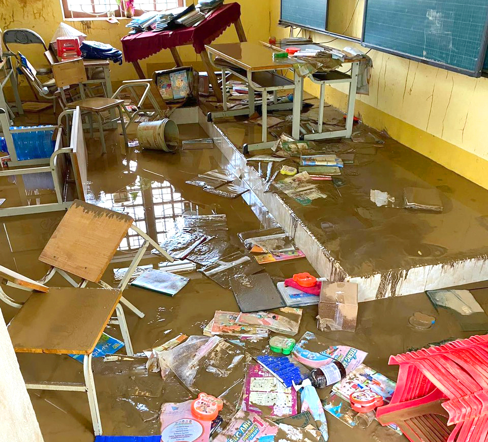 Giáo dục pháp luật - Nhói lòng cảnh trường học tan hoang, sách vở của học sinh lẫn trong bùn đất sau trận lũ ở Nghệ An
