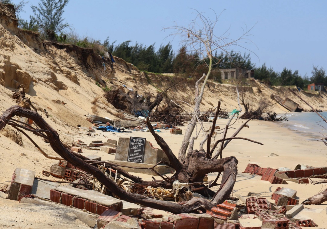 Tin trong nước - Sạt lở nghiêm trọng bờ biển ở Quảng Nam, hàng chục căn nhà tạm bị 'nuốt chửng' (Hình 3).