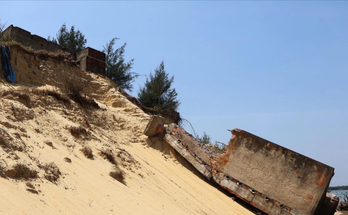 Tin trong nước - Sạt lở nghiêm trọng bờ biển ở Quảng Nam, hàng chục căn nhà tạm bị 'nuốt chửng'