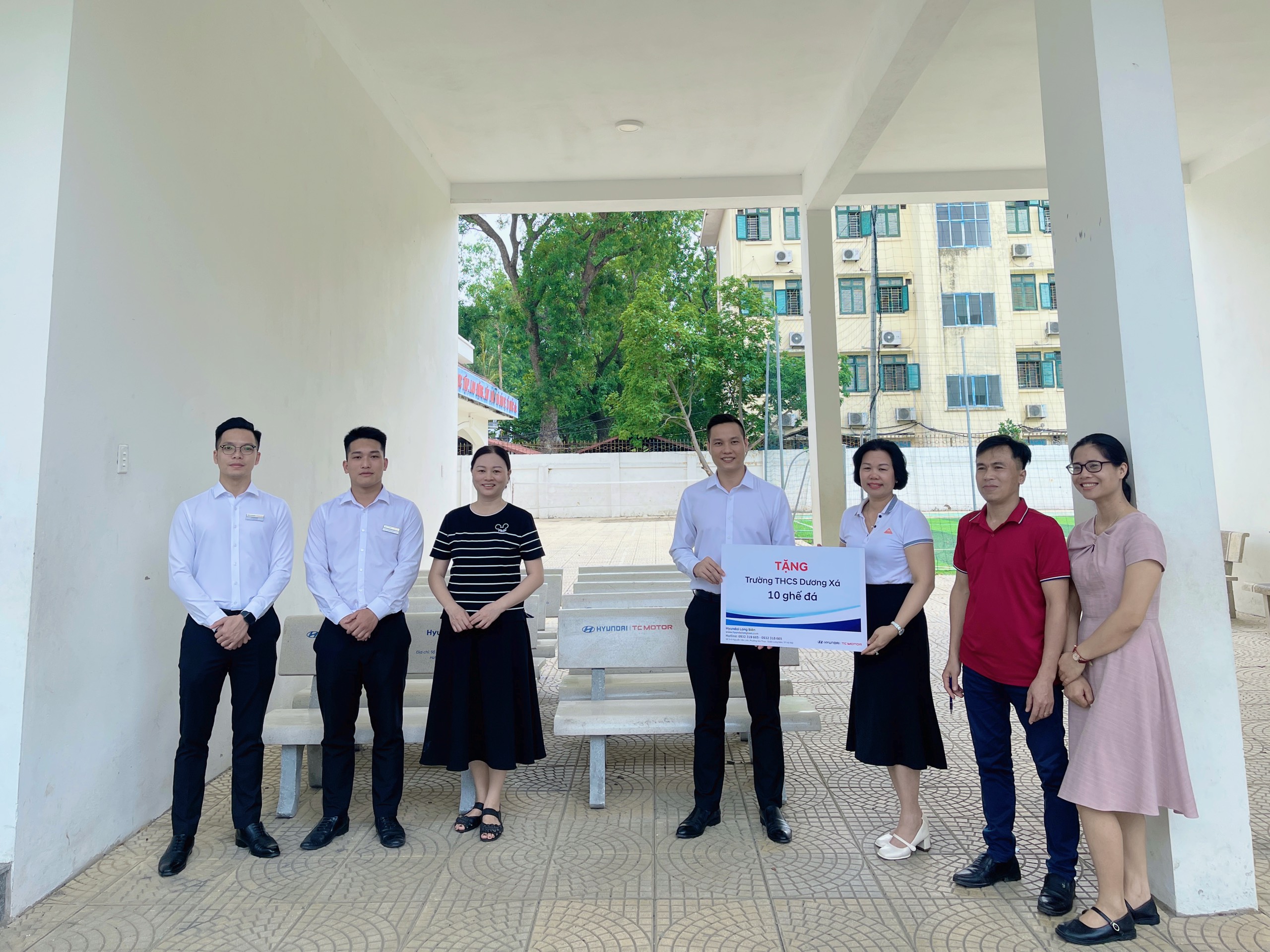 Xã hội - Hyundai Long Biên trao tặng ghế đá cho trường THCS Dương Xá (Hình 4).