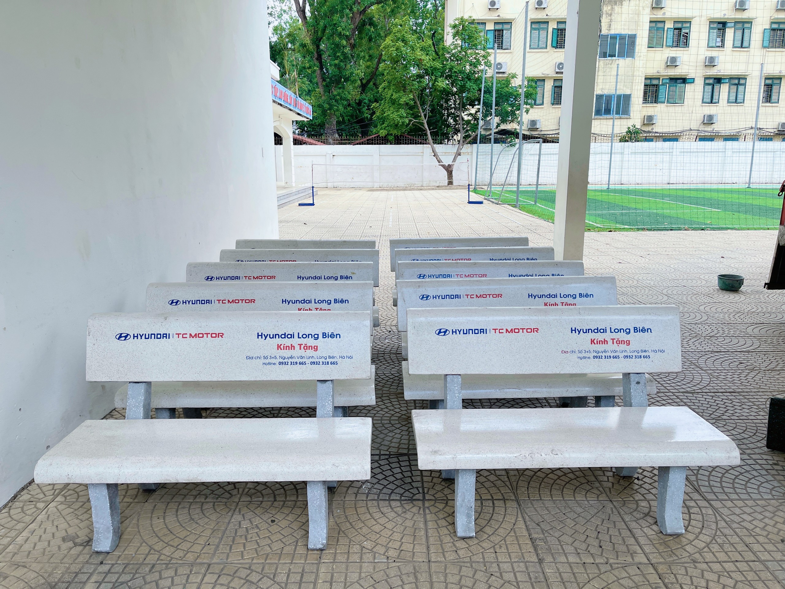 Xã hội - Hyundai Long Biên trao tặng ghế đá cho trường THCS Dương Xá (Hình 2).