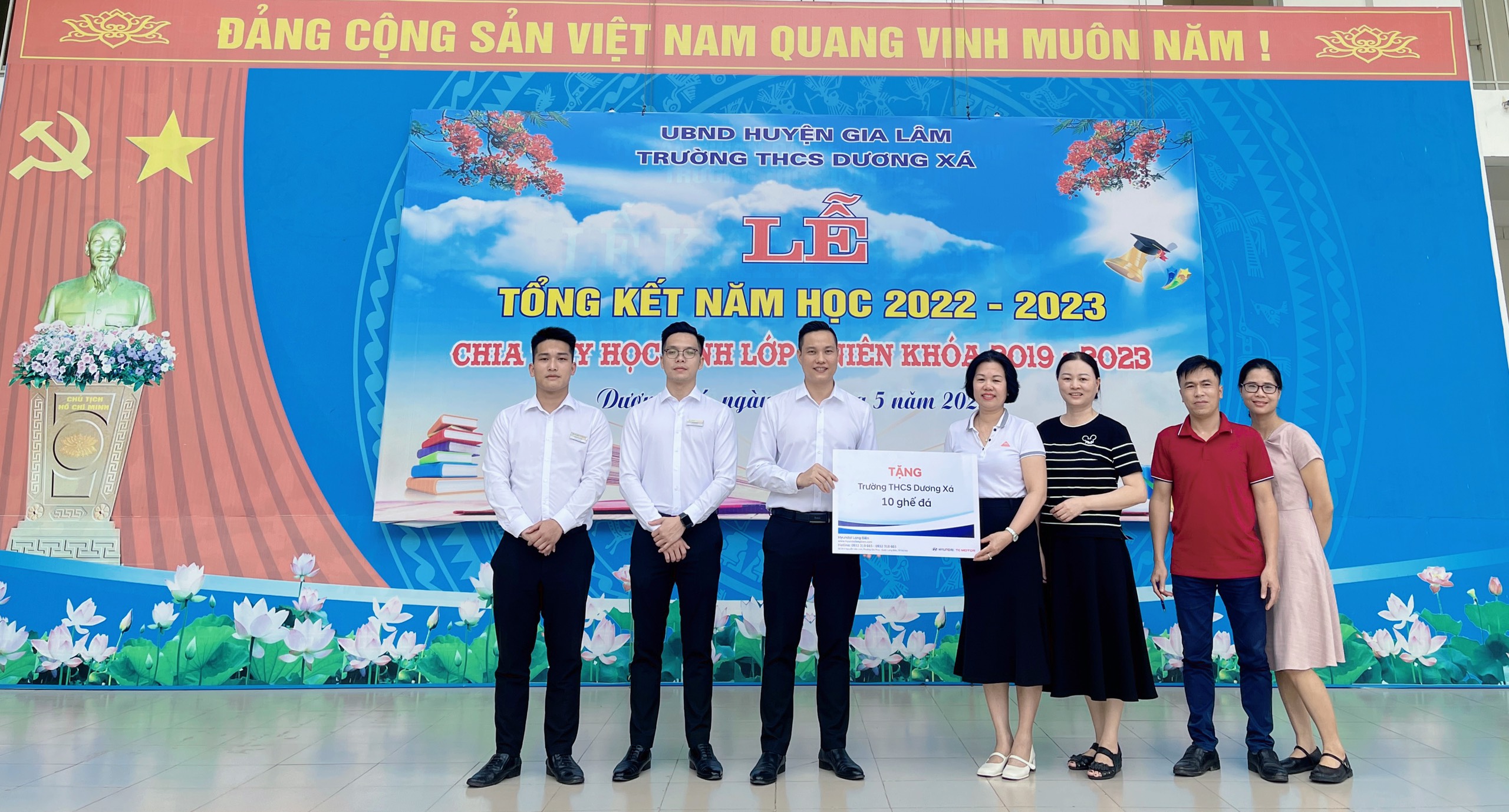 Xã hội - Hyundai Long Biên trao tặng ghế đá cho trường THCS Dương Xá