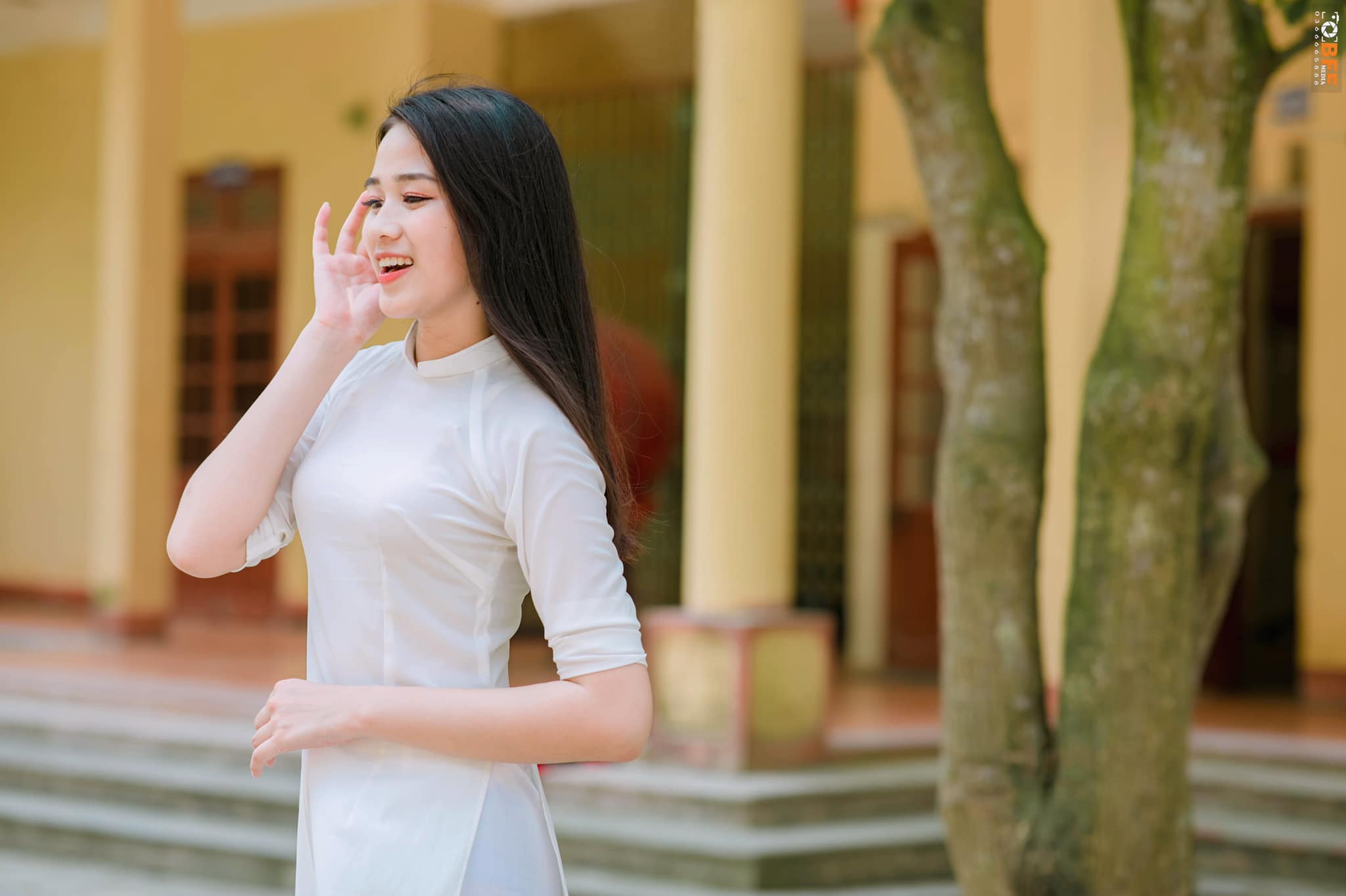 Tin tức giải trí - Hoa hậu Đỗ Thị Hà khoe vẻ đẹp 'nàng thơ' trong tà áo dài trắng, tiết lộ suýt 'ở quê lấy chồng' (Hình 4).