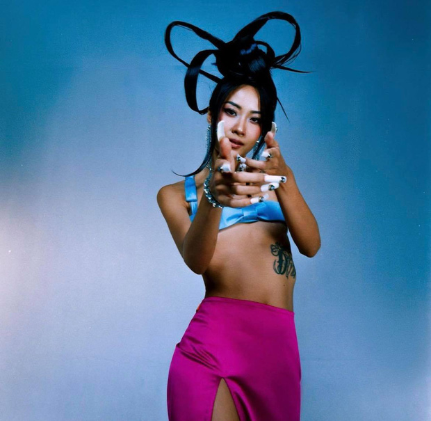 Tin tức giải trí - 'Nữ hoàng rap Việt' Suboi diện bikini nhỏ xíu khoe dáng nóng bỏng, lộ loạt hình xăm độc đáo (Hình 4).