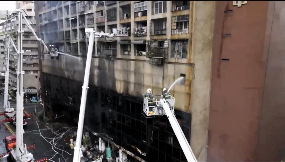 Tin thế giới - Hiện trường vụ cháy chung cư kinh hoàng khiến 46 người thiệt mạng