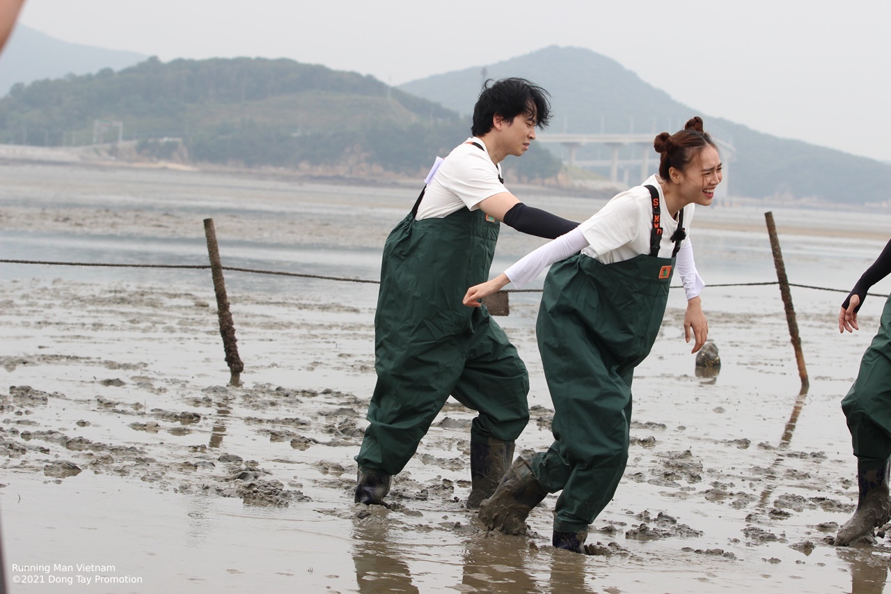 Tin tức giải trí - Running Man Vietnam: 'Cặp đôi non nớt' Karik - Lan Ngọc 'rắc thính' từ bờ biển đến bãi bùn (Hình 2).