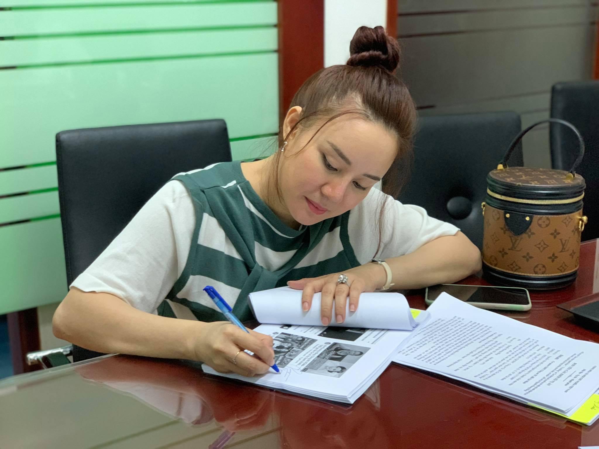 Chuyện làng sao - Vy Oanh nộp đơn yêu cầu Công an TP. HCM khởi tố bà Nguyễn Phương Hằng (Hình 2).