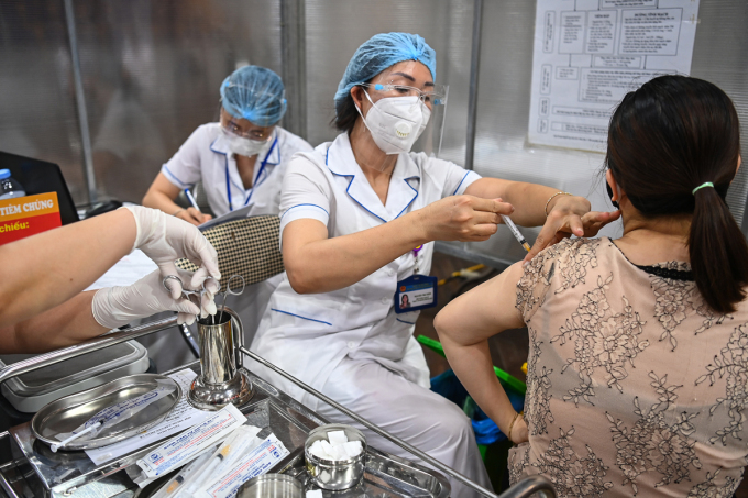 Tin trong nước - Hà Nội phân bổ hơn 100.000 liều vaccine AstraZeneca tiêm mũi 2 