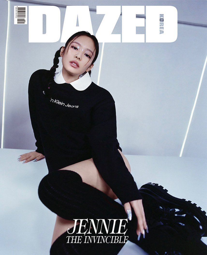 Chuyện làng sao - Jennie (BLACKPINK) khoe visual 'không đối thủ' trên bìa tạp chí, đường cong bốc lửa khiến fan 'đã mắt' (Hình 2).