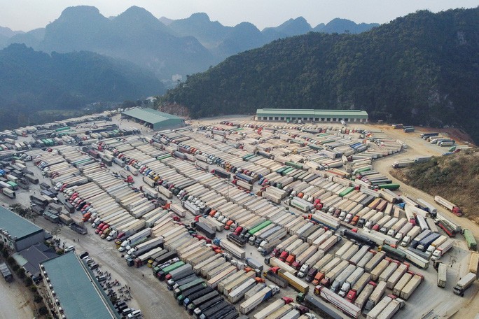 gan 5 000 xe hang container xuat di trung quoc un tac o cua khau tinh lang son1